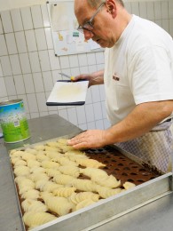 defcap Ein Birne-Schokoladen-Kuchen in der Vorbereitung. © Ernst Wilhelm Grüter © Ernst Wilhelm Grüter