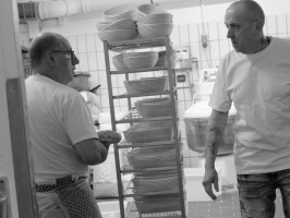 <span style='font-size:1.10em'>Kurzer Wortwechsel im Vorbeigehen.</span>