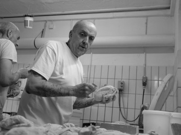 <span style='font-size:0.75em'><strong>Arbeit mit Teig</strong> Ein Brotteigling wird portioniert. ©Ernst Wilhelm Grüter</span>