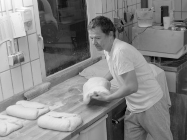 <span style='font-size:0.75em'><strong>Arbeit mit Teig</strong> Der Teig für die Croissants wird an einen neuen Arbeitsplatz gebracht. ©Ernst Wilhelm Grüter</span>