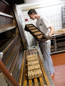 <span style='font-size:0.75em'><strong>Arbeiten am Ofen</strong> Das Brot ist fertig. ©Ernst Wilhelm Grüter</span>