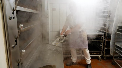 </span><span>Ein Bäcker steht im Dampf einer gerade geschlossenen Ofenklappe. | <a href=9166/><span style='font-size: 1.00em;font-weight: normal'><strong> -> INFOS</strong></a> | © Ernst Wilhelm Grüter</span>