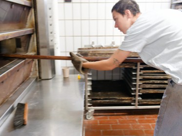 <span style='font-size:0.75em'><strong>Arbeiten am Ofen</strong> Mit der Brotstange werden Backbleche im Ofen nach hinten geschoben oder nach vorne gezogen. ©Ernst Wilhelm Grüter</span>