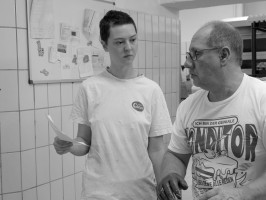 <span style='font-size:1.10em'>Frage Antwort.</span>