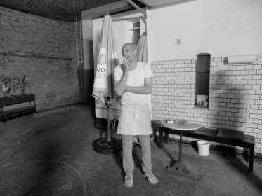 <span style='font-size:0.75em'><strong>Bäcker*in</strong> Raucherpause. ©Ernst Wilhelm Grüter</span>