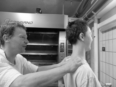<span style='font-size:0.75em'><strong>Bäcker*in</strong> Leichte Massage durch einen Kollegen. ©Ernst Wilhelm Grüter</span>