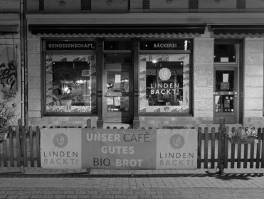 <span style='font-size:0.75em'><strong>Bäckerei</strong> Das Ladengeschäft morgens um 04:00 Uhr. ©Ernst Wilhelm Grüter</span>