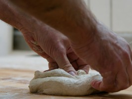 <span style='font-size:1.10em'>Ein Brotteigling wird geformt.</span>