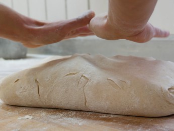 </span><span>Mit seinen Fäusten und Handballen knetet der Bäcker den Teig. | <a href=9081/><span style='font-size: 1.00em;font-weight: normal'><strong> -> INFOS</strong></a> | © Ernst Wilhelm Grüter</span>