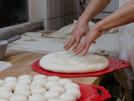 <span style='font-size:1.10em'>Das 'Stupsen' des Brötchenteigs erzeugt eine gleihmässige Konsistenz des Teiges.</span>