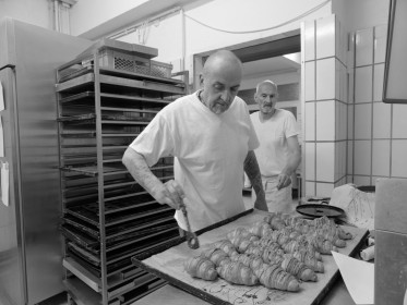 <span style='font-size:0.75em'><strong>Bäckerkuchen</strong> Die Schokoladencroissants werden dekoriert. ©Ernst Wilhelm Grüter</span>