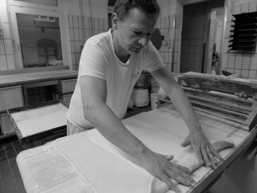 <span style='font-size:0.75em'><strong>Arbeiten mit Teig</strong> In den Blätterteig wird eine Tafel Butter eingearbeitet. ©Ernst Wilhelm Grüter</span>