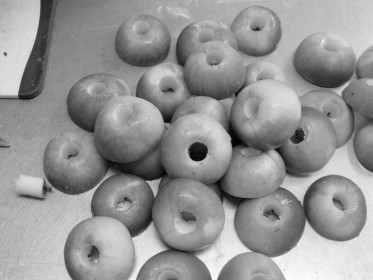 <span style='font-size:0.75em'><strong>Bäckerkuchen</strong> Die entkernten Apfel für den Apfel-Mandelkuchen. ©Ernst Wilhelm Grüter</span>