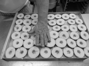 <span style='font-size:0.75em'><strong>Bäckerkuchen</strong> Die Äpfel liegen auf dem Teig. ©Ernst Wilhelm Grüter</span>