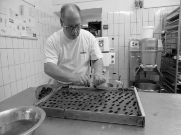 <span style='font-size:0.75em'><strong>Bäckerkuchen</strong> Die Schokoladenseite des Birne-Schokoladenkuchens. ©Ernst Wilhelm Grüter</span>