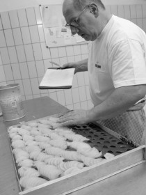 <span style='font-size:0.75em'><strong>Bäckerkuchen</strong> Die Birnen werden auf den Schokoladenteig aufgebracht. ©Ernst Wilhelm Grüter</span>