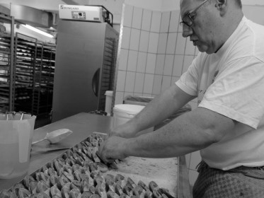 <span style='font-size:0.75em'><strong>Bäckerkuchen</strong> Ein Zwetschgenkuchen wird vorbereitet. ©Ernst Wilhelm Grüter</span>