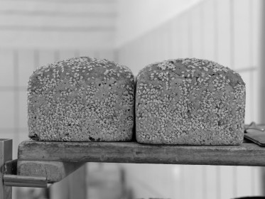 <span style='font-size:0.75em'><strong>Fertige Backwaren</strong> Fertige Brotlaibe, noch in der Backstube. ©Ernst Wilhelm Grüter</span>
