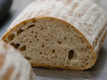 <span style='font-size:0.75em'><strong>Fertige Backwaren</strong> Ein Weizen-Mischbrot ©Ernst Wilhelm Grüter</span>