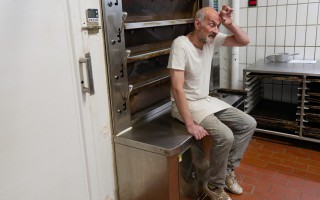 <span style='font-size:1.10em'>Müde, erschöpft.</span>