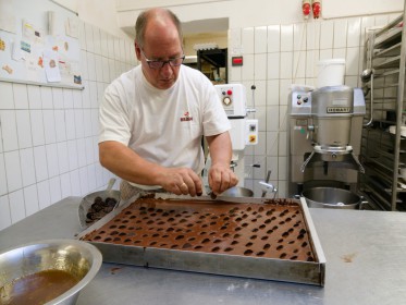 <span style='font-size:0.75em'><strong>Kuchen backen</strong> Die Schokoladenseite des Birne-Schokoladen Kuchens. ©Ernst Wilhelm Grüter</span>