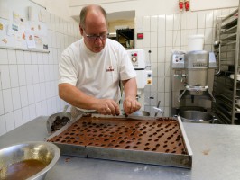 <span style='font-size:1.10em'>Die Schokoladenseite des Birne-Schokoladen Kuchens.</span>