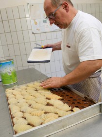 <span style='font-size:0.75em'><strong>Kuchen backen</strong> Die Birnenscheiben werden auf den die Schikoladen Seite gelegt. ©Ernst Wilhelm Grüter</span>