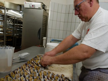 <span style='font-size:0.75em'><strong>Kuchen backen</strong> Der Zwetschgenkuchen wird mit den Zwetschgen belegt. ©Ernst Wilhelm Grüter</span>