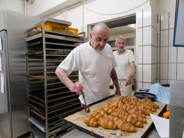 <span style='font-size:0.75em'><strong>Leckeres</strong> Einige Croissants erhalten noch mal einen Schokoladenüberzug. ©Ernst Wilhelm Grüter</span>