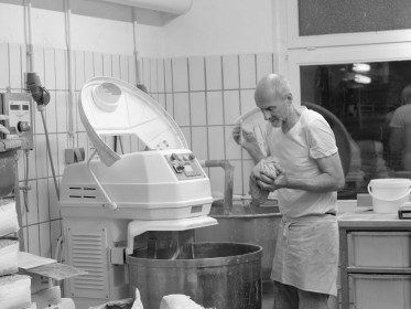 <span style='font-size:0.75em'><strong>Arbeiten mit Teig</strong> Der Rührmaschine wird eine größere Portion Teig entnommen. ©Ernst Wilhelm Grüter</span>