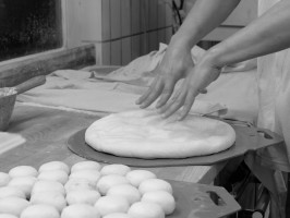 <span style='font-size:1.10em'>Dieses Aufstupsen des Teiges mit den Fingern erlaubt dem erfahrenen Bäcker die Herstellung einer gleichen Konsistenz des Teiglings.</span>